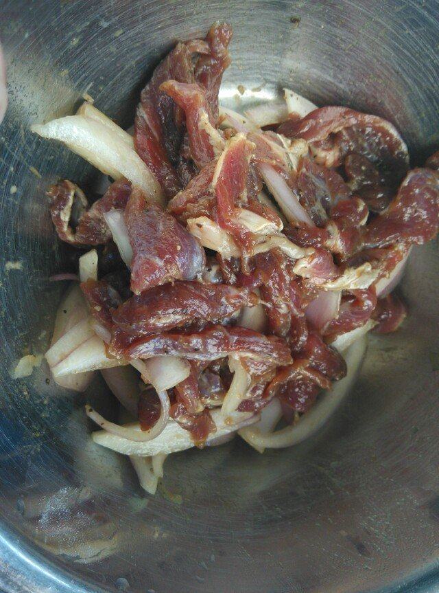 黑椒牛肉厚底披萨步骤3 黑椒牛肉厚底披萨步骤3