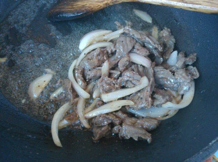 黑椒牛肉厚底披萨步骤6 黑椒牛肉厚底披萨步骤6