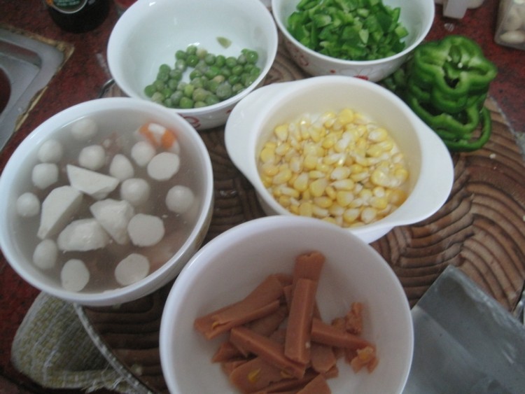 鱼丸杂蔬披萨步骤1