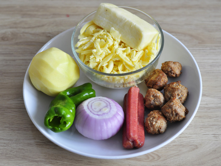 香肠肉丸脆底披萨步骤1