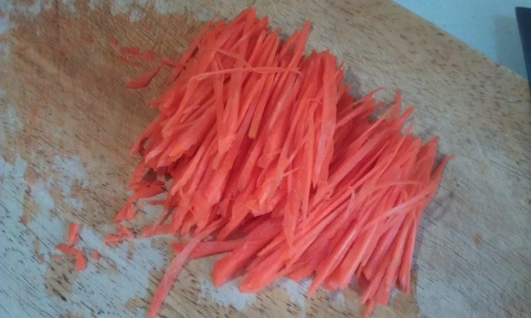 牛肉粒胡萝卜土司披萨步骤1