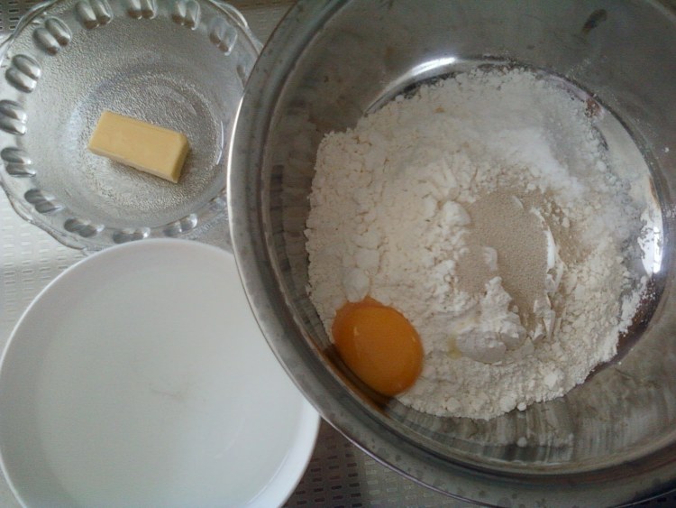 虾仁火腿披萨步骤1