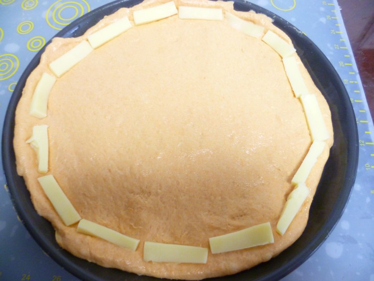 黄金饼底培根牛肉披萨步骤3