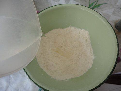 菠萝火腿花边比萨步骤3
