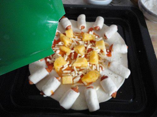 菠萝火腿花边比萨步骤11
