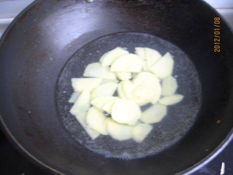 土豆脆肠披萨步骤2