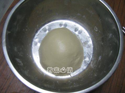 三色彩椒金枪鱼比萨步骤1