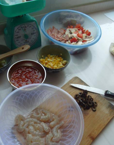 彩椒橄榄海鲜披萨步骤1