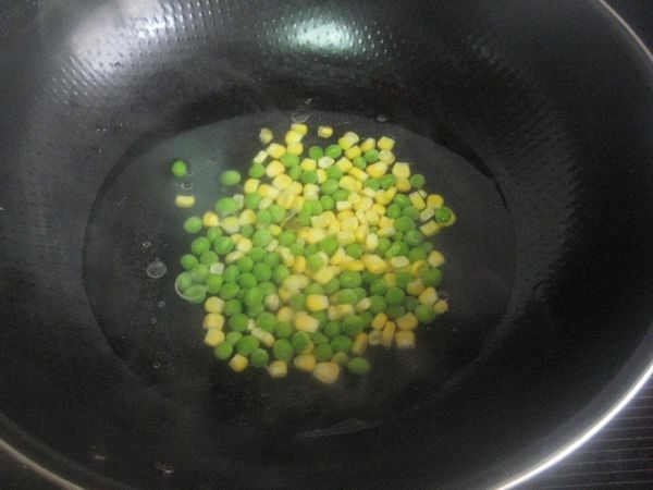 虾仁火腿肠比萨步骤2