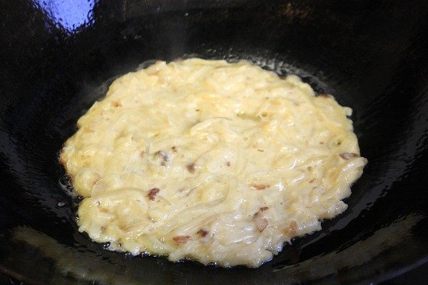 土豆饼底金枪鱼匹萨步骤3