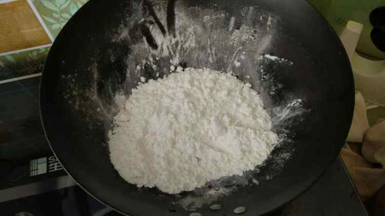 自制酥脆挂霜花生米步骤2