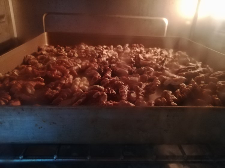 核桃蔓越莓牛轧糖步骤1