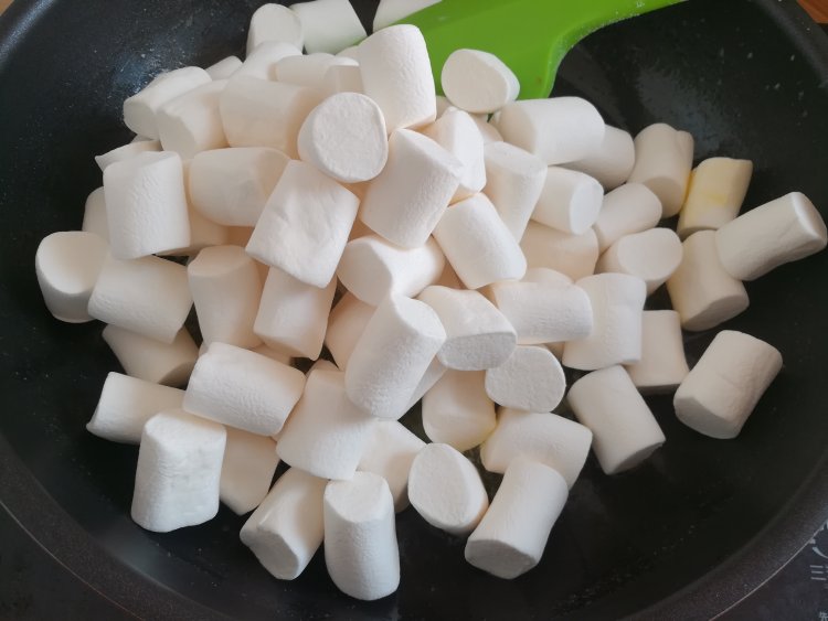 核桃蔓越莓牛轧糖步骤5