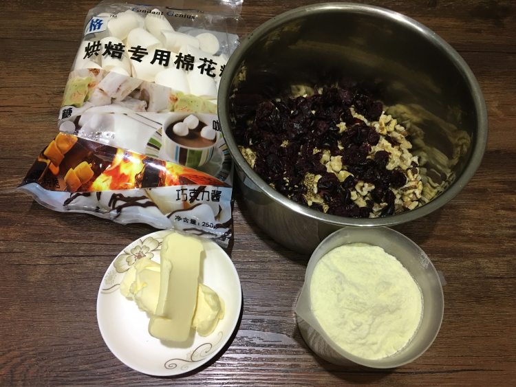 核桃芝麻蔓越莓牛轧糖步骤1
