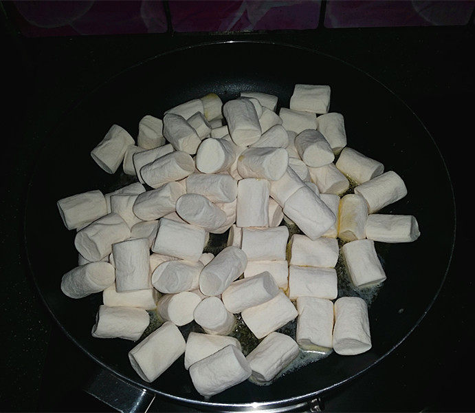 椰粉蔓越莓牛轧糖步骤6