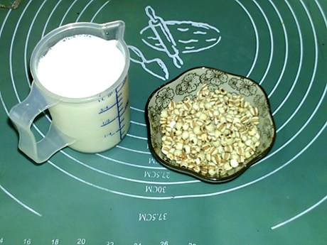 牛奶薏米粥步骤1