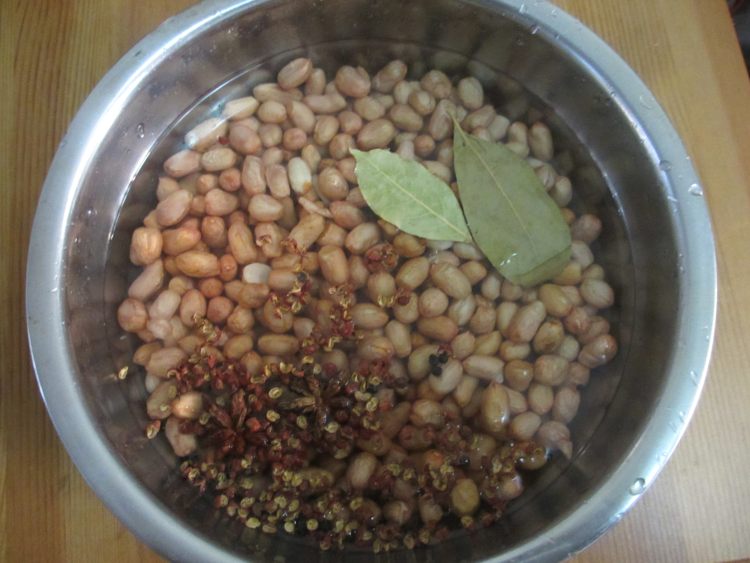 盐焗五香花生米步骤2
