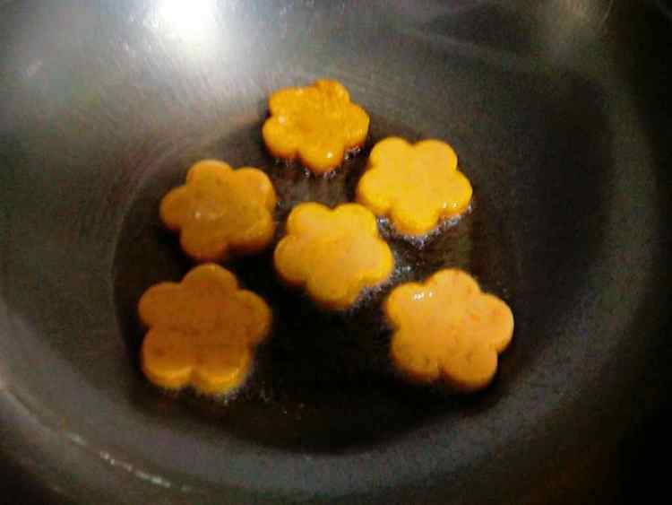 梅花红薯粑粑步骤9