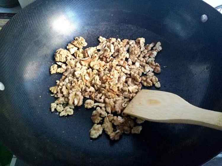 蜂蜜煎黑桃仁步骤3