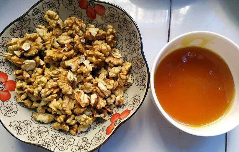 蜂蜜煎黑桃仁步骤2