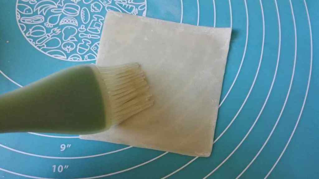馄饨皮排叉步骤2