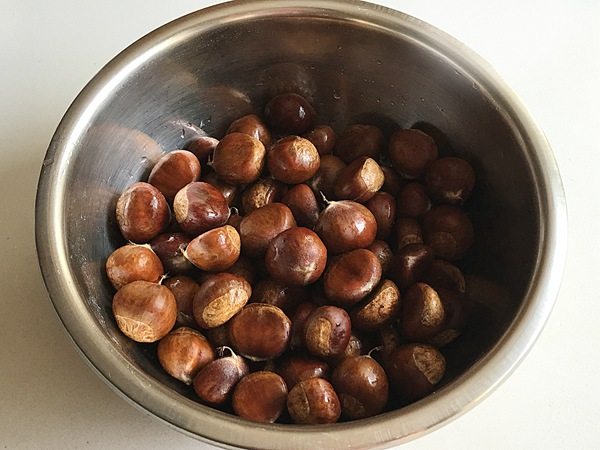糖水烤栗子步骤1