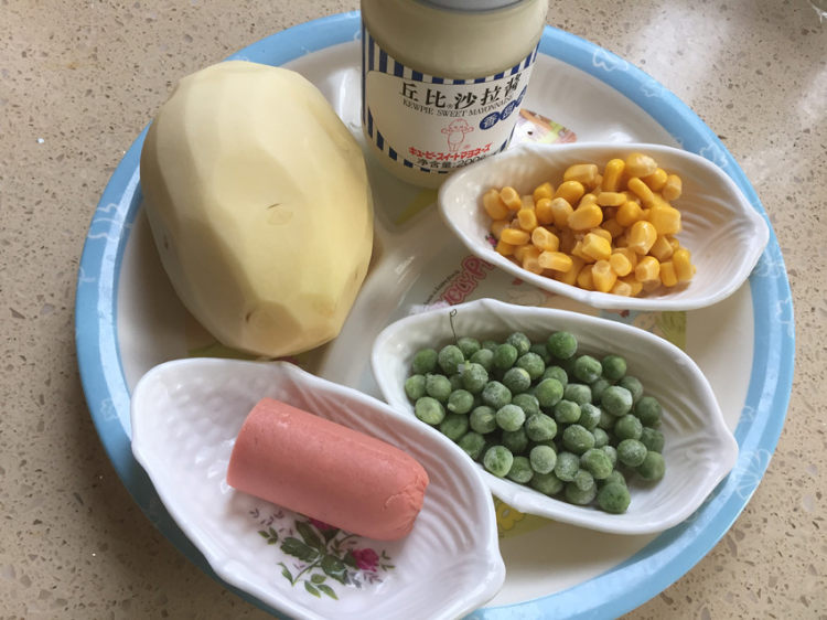 彩蔬火腿沙拉土豆泥步骤1