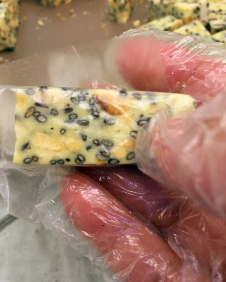 黑芝麻花生牛扎糖步骤7