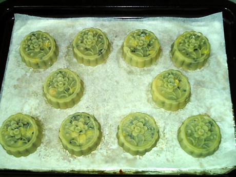 广式玉米黑芝麻月饼步骤21