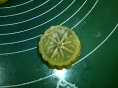 广式核桃豆沙月饼步骤17