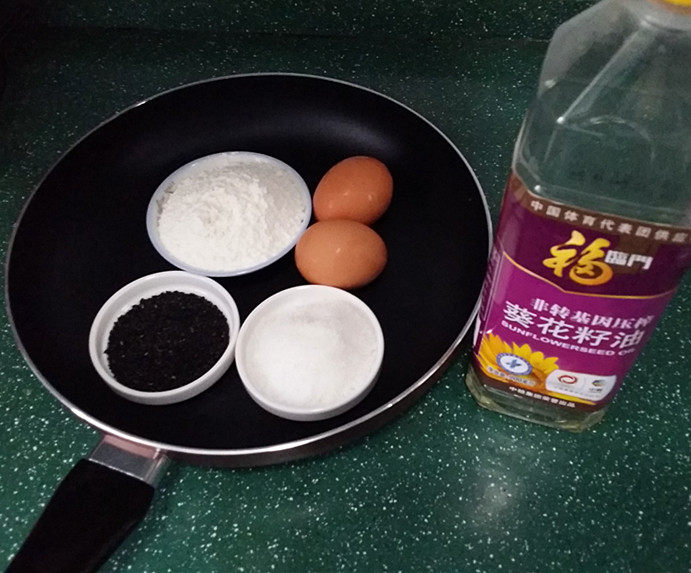 黑芝麻香酥蛋卷步骤1