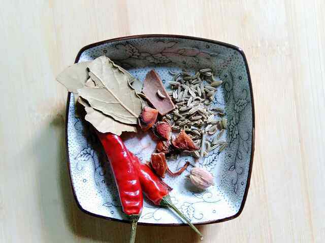 电饭煲煮麻辣香花生步骤4