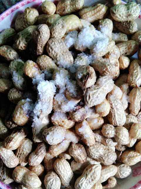 电饭煲煮麻辣香花生步骤3