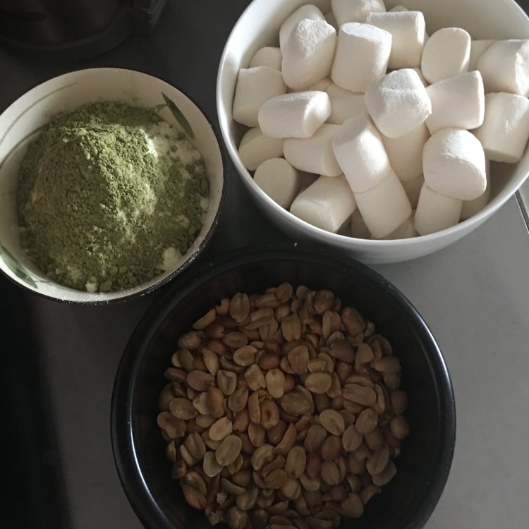 花生抹茶牛轧糖步骤1