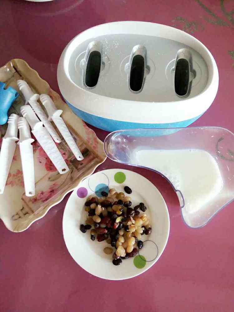 酸奶蜜豆冰棒步骤1