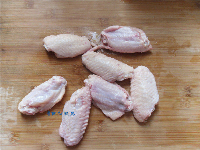 蒜香腐乳炸鸡翅步骤1