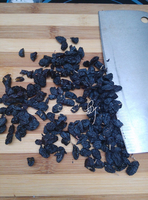 黑加仑花生牛轧糖步骤2