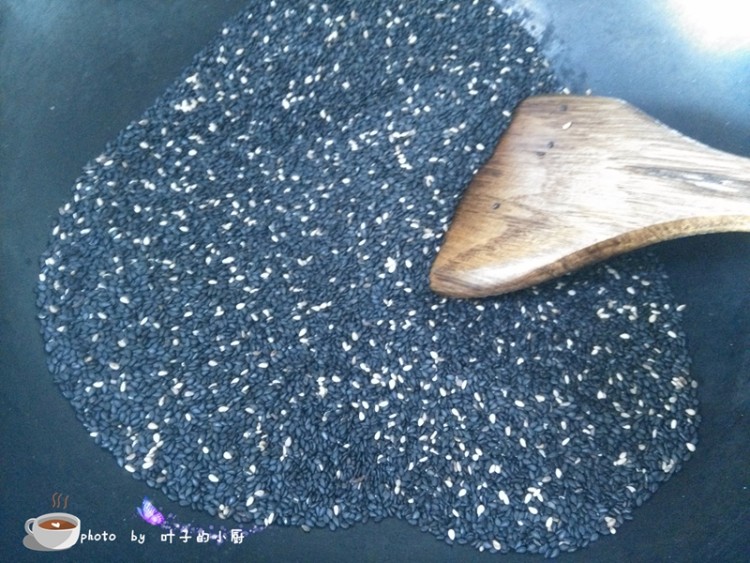 芝麻花生棒棒糖步骤2