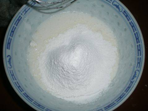 巧克力围边双莓蛋糕步骤2