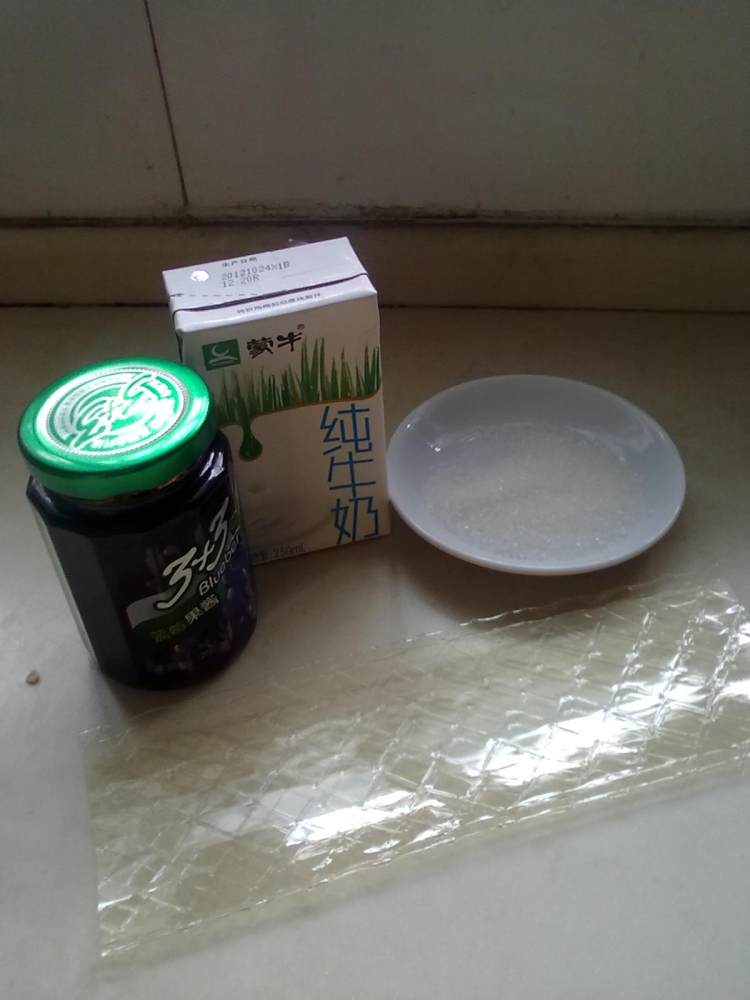蓝莓牛奶布丁步骤1