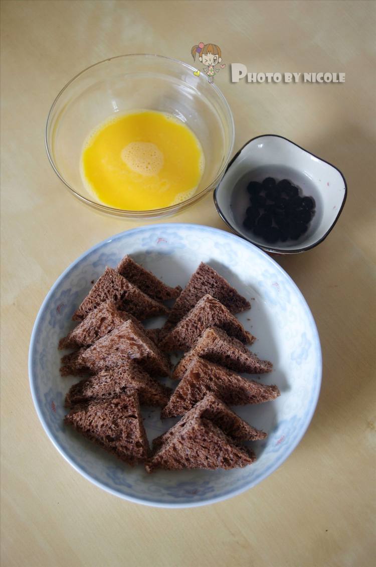 柚香蓝莓面包布丁步骤1