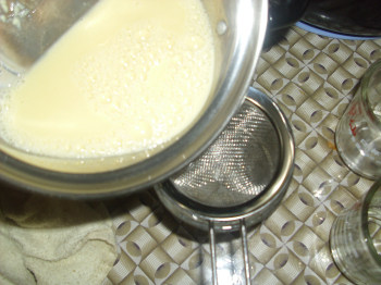 双色牛奶布丁步骤6