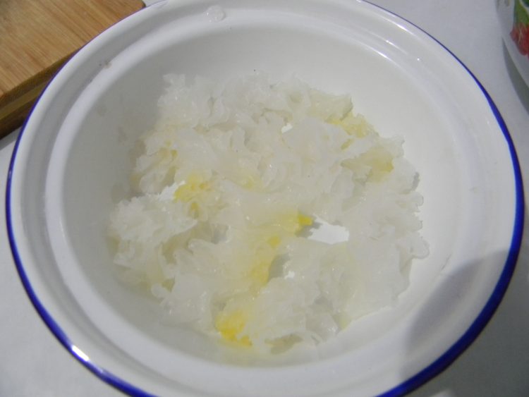 银耳红枣羹步骤1