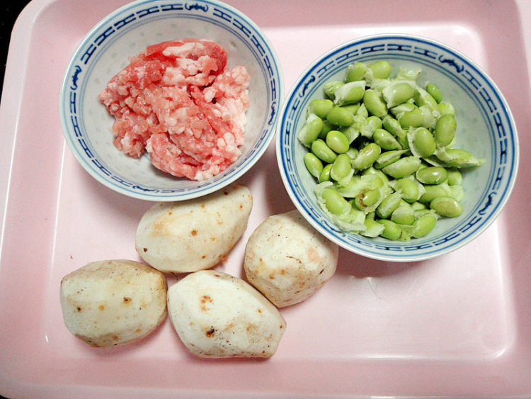芋艿毛豆肉沫羹步骤1