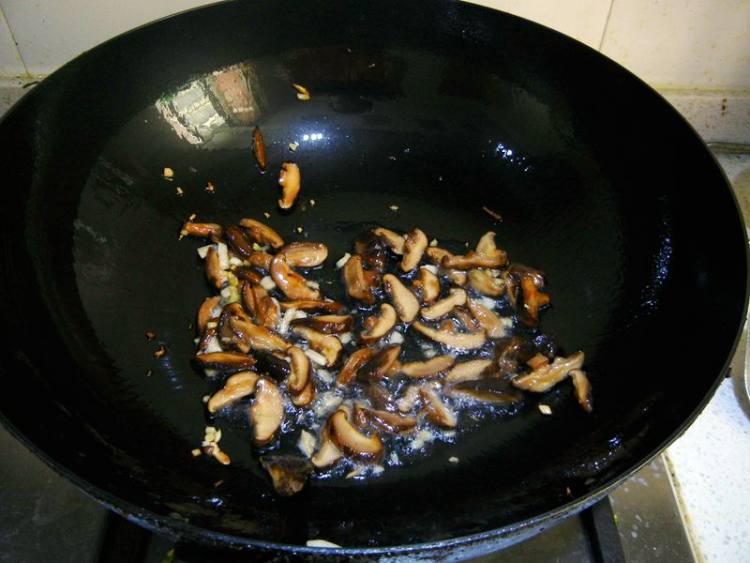 香菇虾仁豆腐羹步骤7