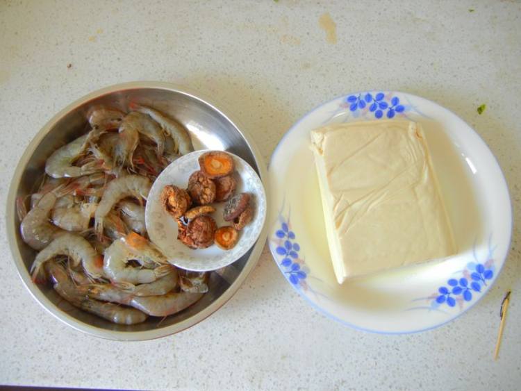 香菇虾仁豆腐羹步骤1