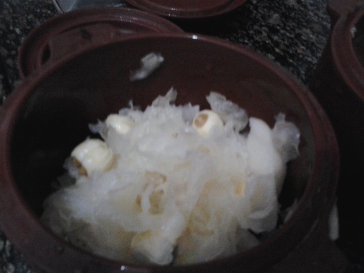 雪梨莲子银耳羹步骤5