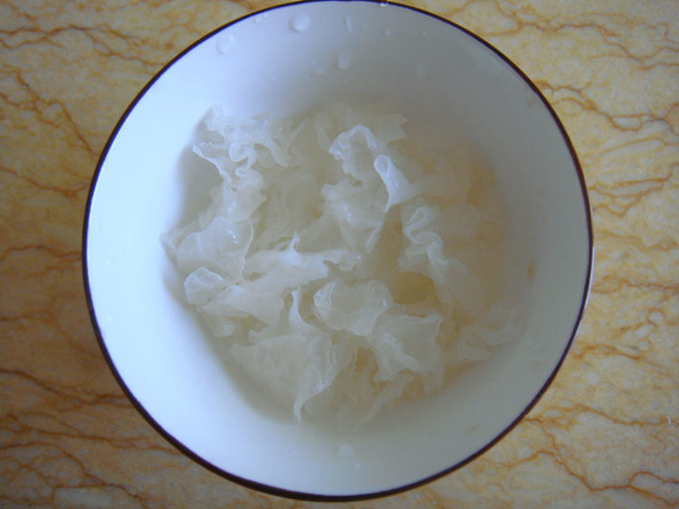 桂圆莲子银耳羹步骤2