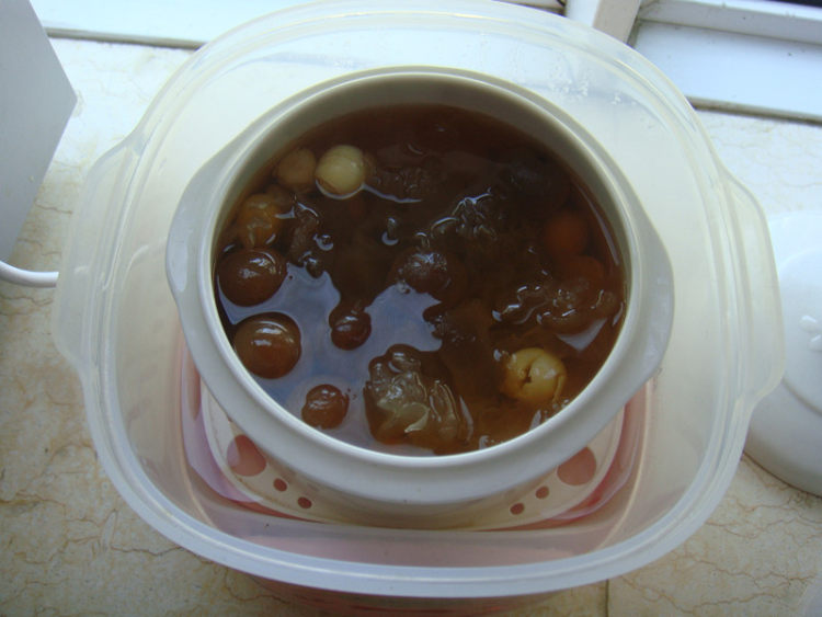 桂圆莲子银耳羹步骤6