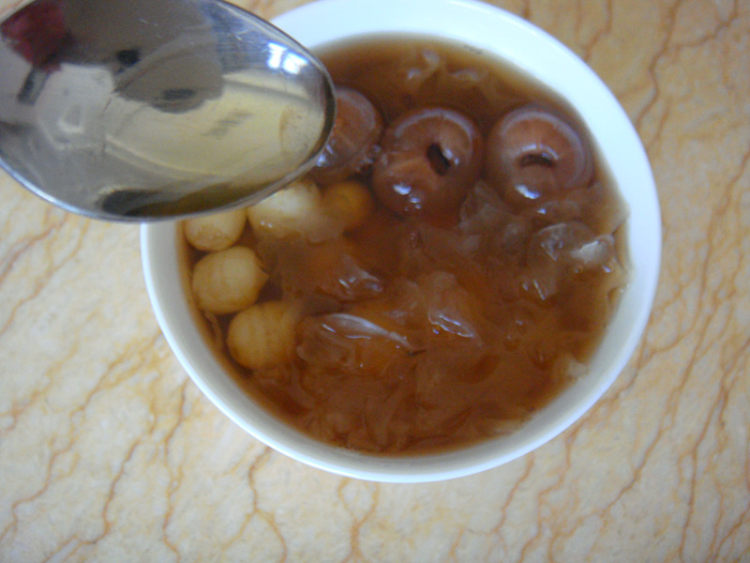 桂圆莲子银耳羹步骤7